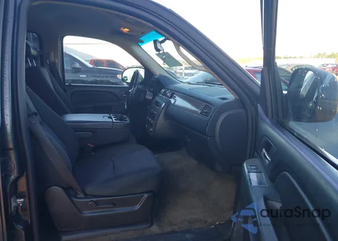 2010 Chevrolet Suburban 1500 Ls z USA, uszkodzony, nr VIN 1GNUCHE09AR161953